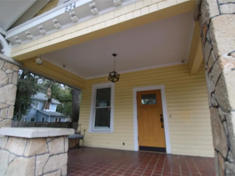 834 E University Ave — Photo 2