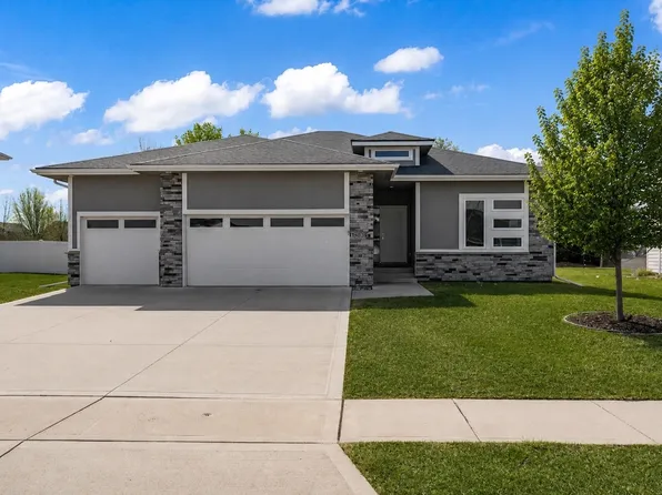 16734 Maple St, Clive, IA 50325