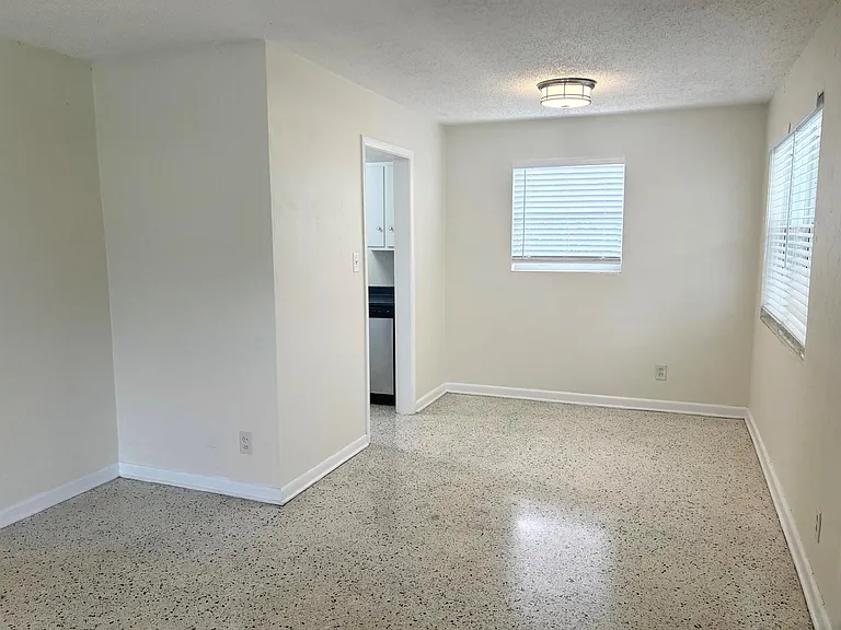 218 Seville Rd — Photo 4