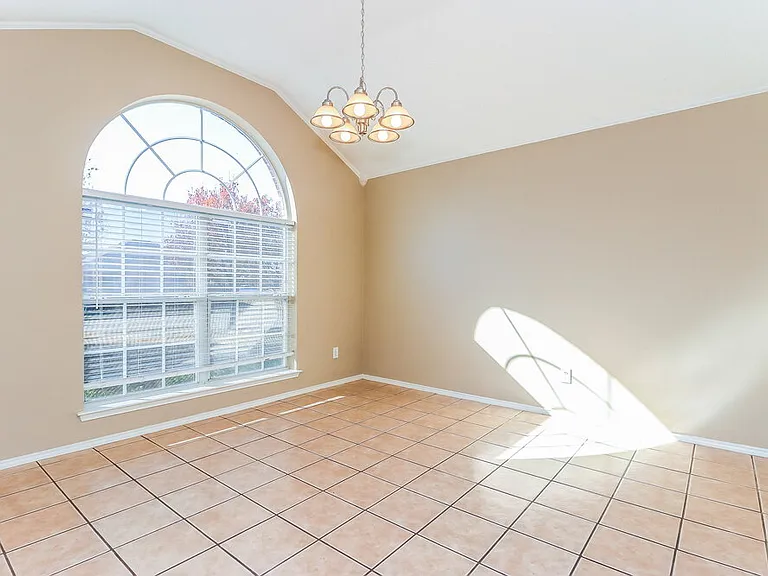 528 Cambridge Dr — Photo 5