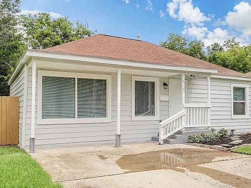 Large driveway with ample parking.