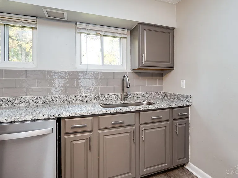 4516 Leslie Ave — Photo 8