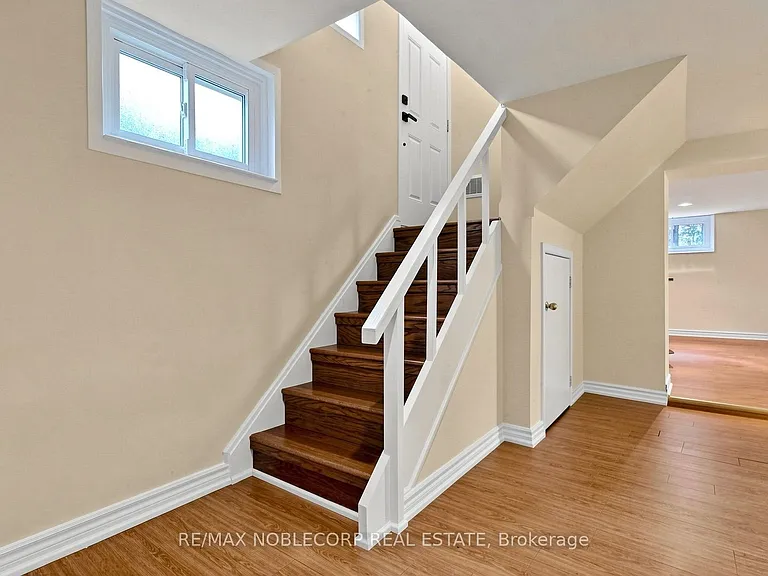8 Summerfield Cres — Photo 28