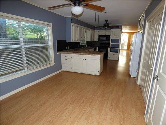 5th image of 303 S Oaklawn Ave