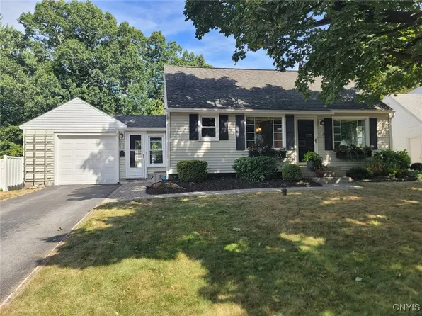 122 Crystal Dr, North Syracuse, NY 13212