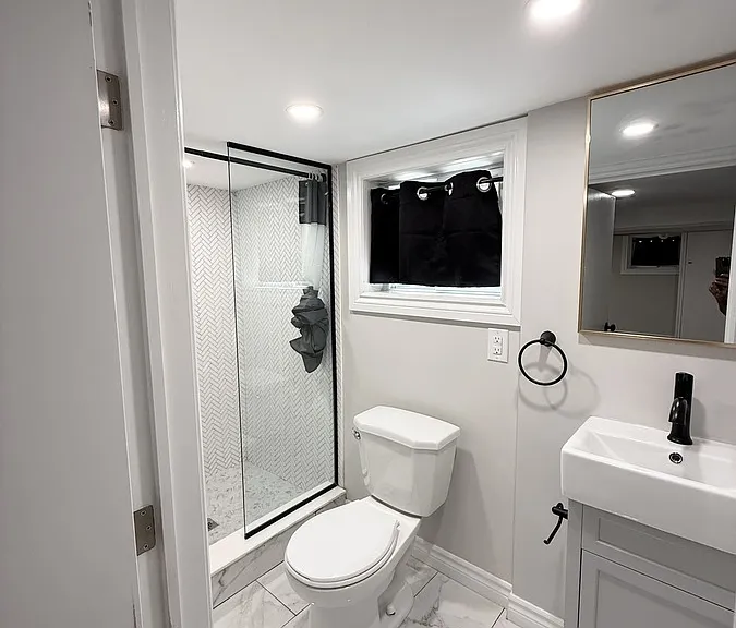 1677 Victoria Ave — Photo 54