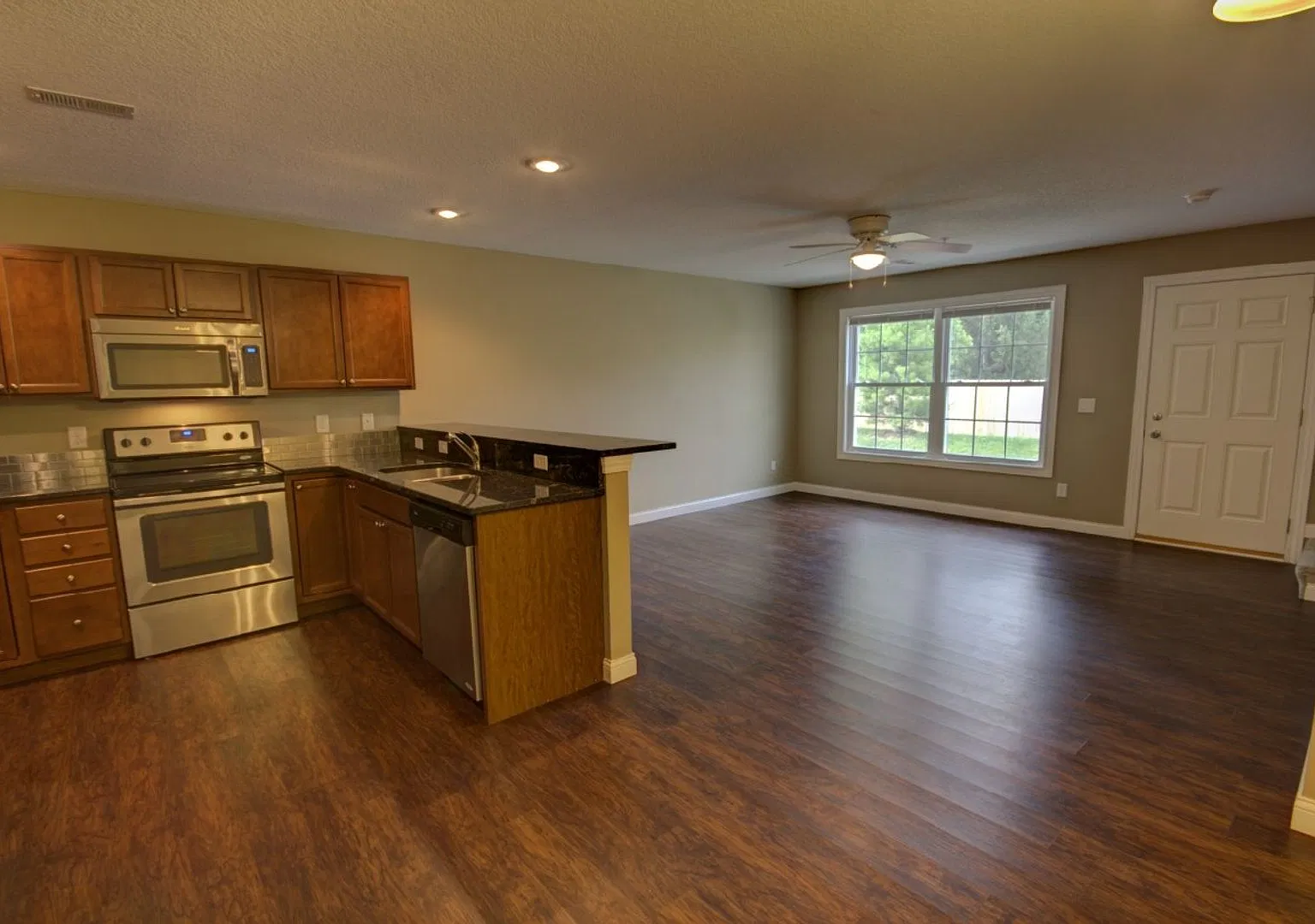 Gorgeous 3 Bedroom Townhome — Photo 4