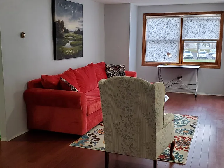 37 Alice Dr — Photo 2