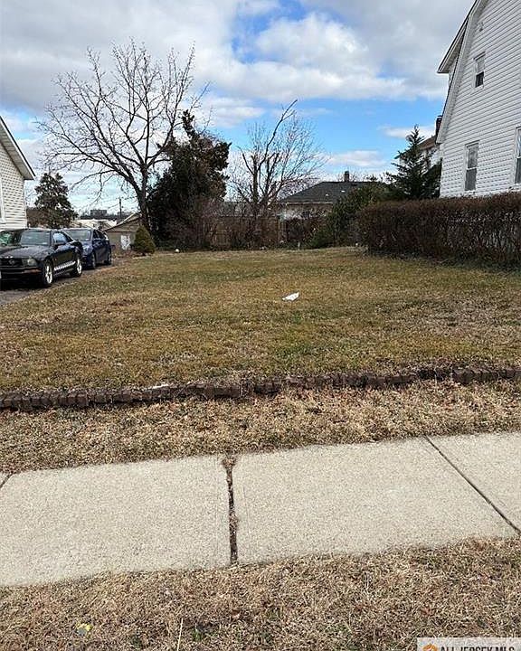 2nd image of 221 Stevens St