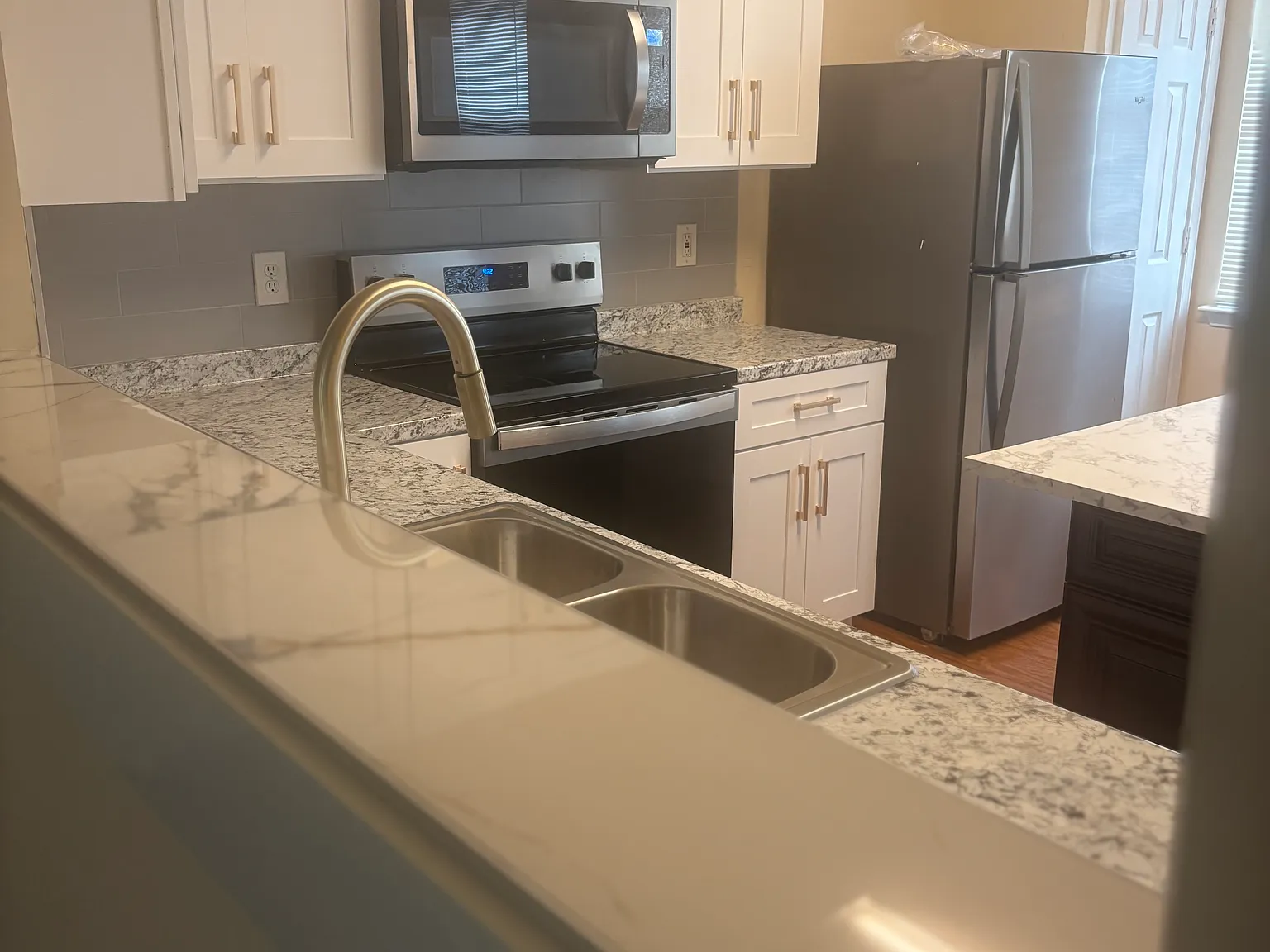 4 bed, 3.5 bath, 1400 sqft, $2,400 — Photo 2