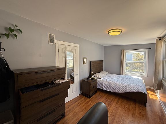 5th image of 832 S Claremont Ave #2R