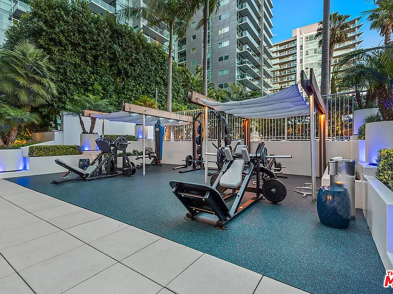 13700 Marina Pointe Dr #327 — Photo 33