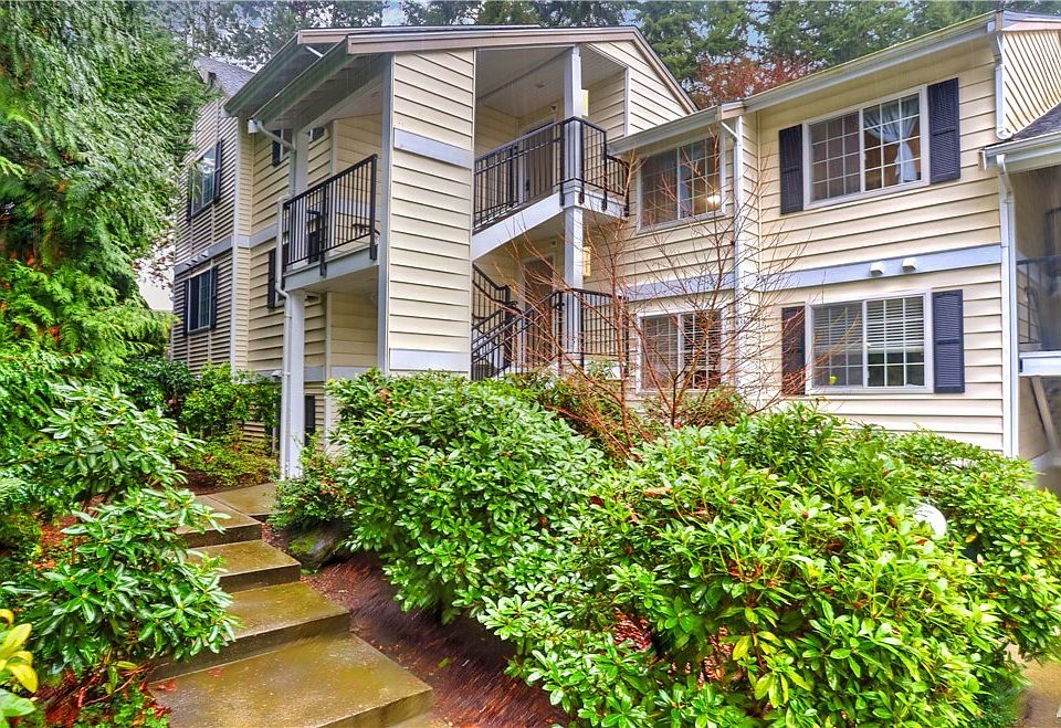 This 2+ bedroom, 2 bath home has all you'd want with an incredible location near Downtown Issaquah. You'll enjoy the beautiful landscaping with lit exterior pathways throughout the complex just waiting for you to explore!