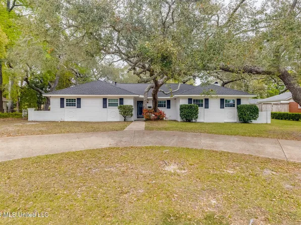 2305 Middlecoff Dr, Gulfport, MS 39507