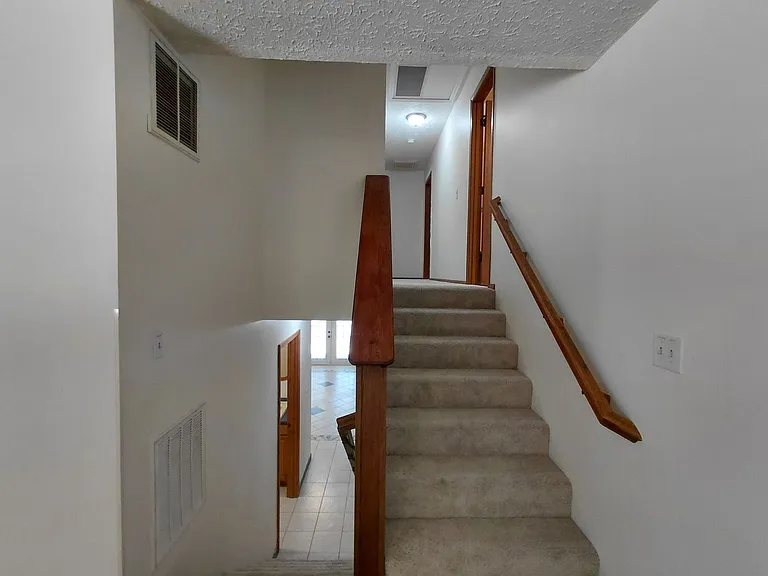 109 Vaughan Ct — Photo 17