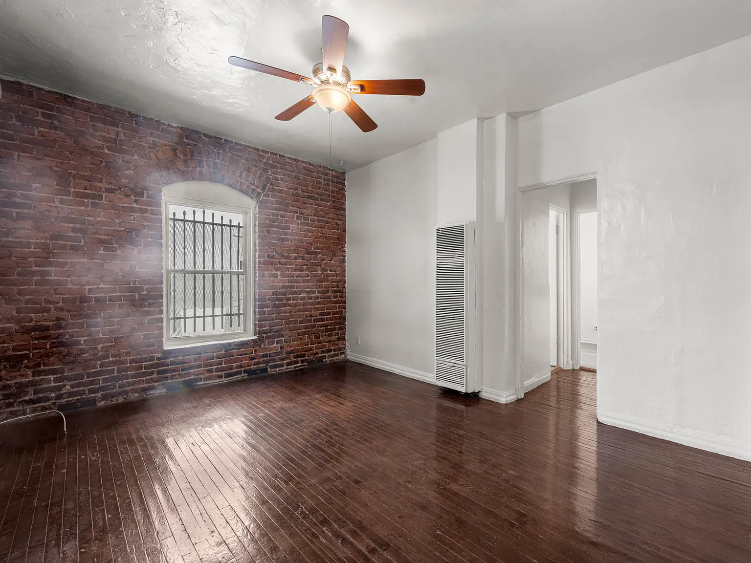 726 N Van Ness Ave — Photo 2