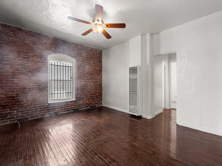 726 N Van Ness Ave — Photo 1