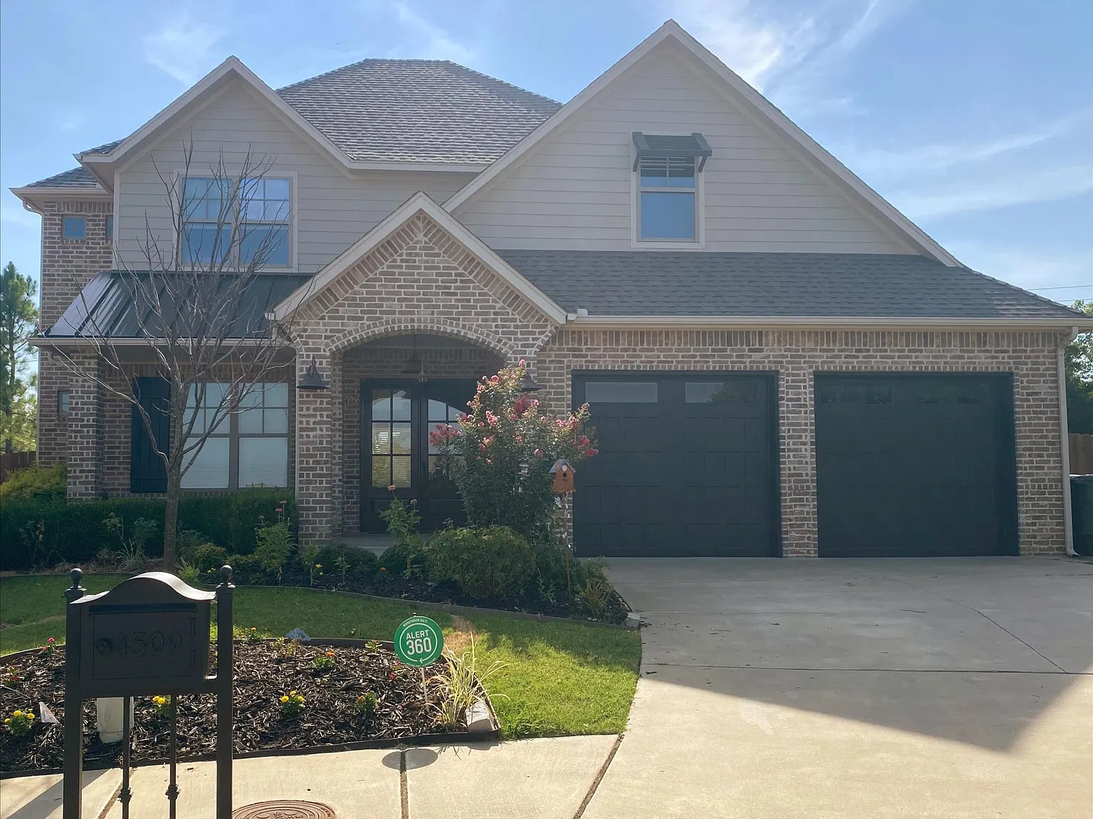 4 bed, 3.5 bath, 2405 sqft, $3,200 — Photo 2