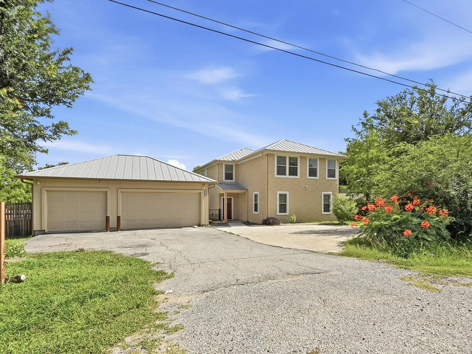 4 bed, 3.0 bath, 2784 sqft, $2,400 — Photo 2