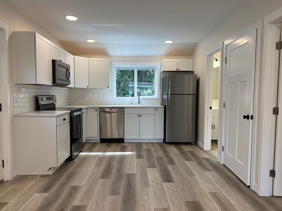 1st image of 1723 NE 113th St #B