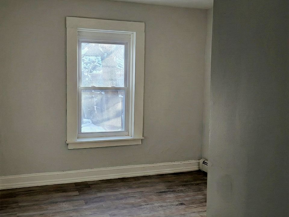 2nd image of 121 W Parmenter St APT 1