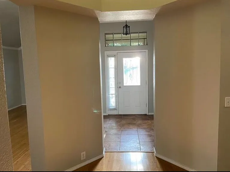 1748 Sunset Ridge Dr — Photo 2