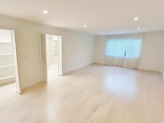 5th image of 1310 Roxbury Dr APT 102