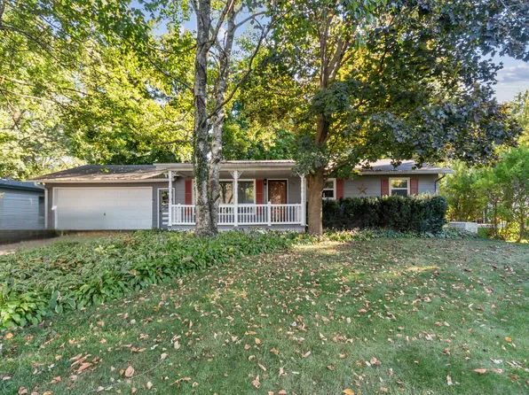 225 W McKinley St, Waterman, IL 60556