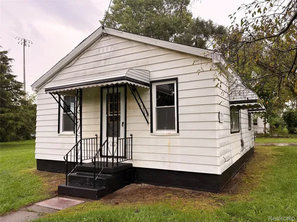 2254 E Bergin Ave, Burton, MI 48529