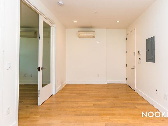 5th image of 829 Willoughby Ave APT 2R