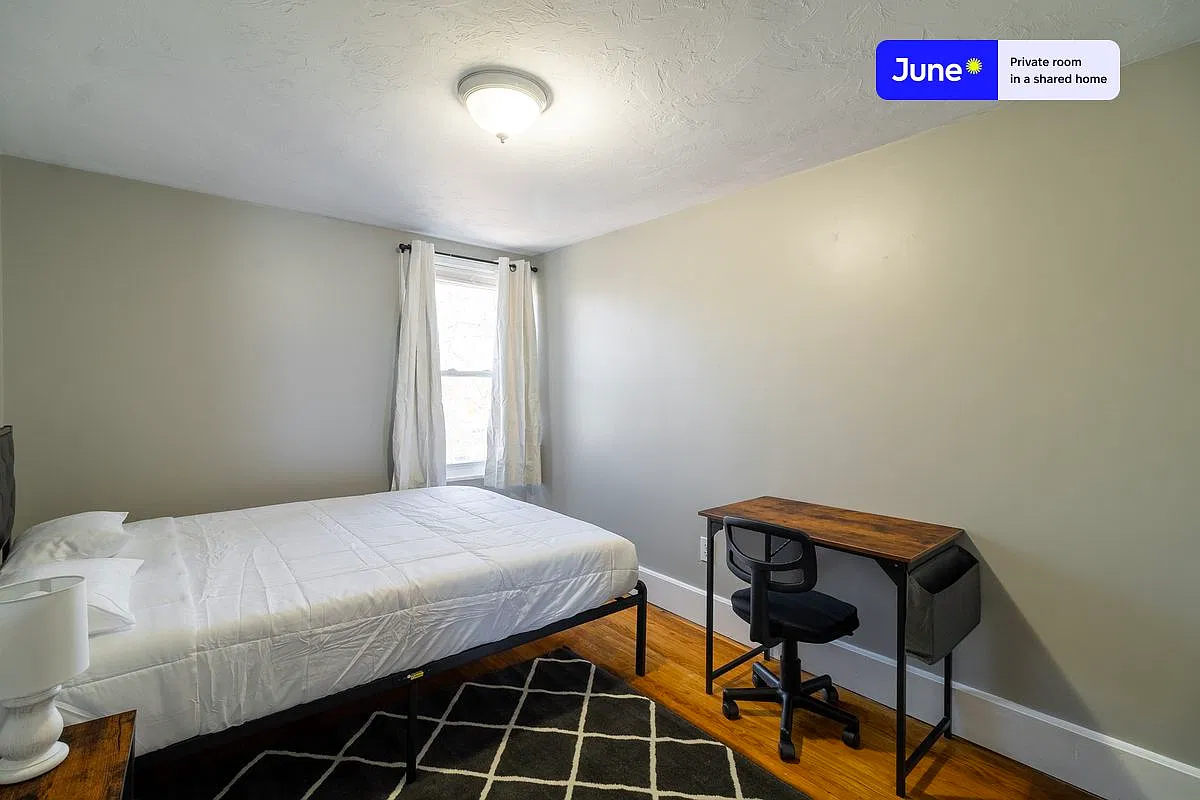 Queen bedroom in 4 bed/2 bath home in Newton Corner #925 B — Photo 3