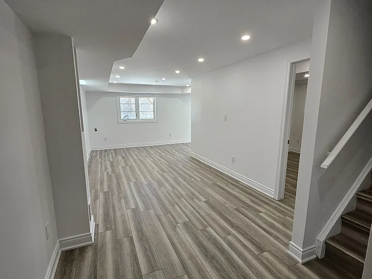1290 Duignan Cres #LOWER — Photo 11