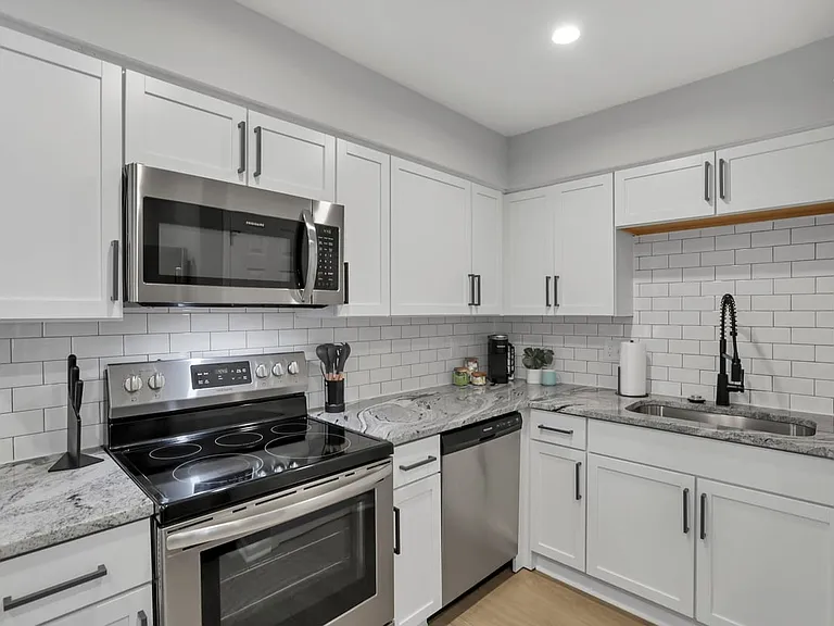 380 Forest St #G — Photo 3