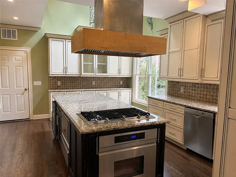 340 Nell Ct — Photo 8