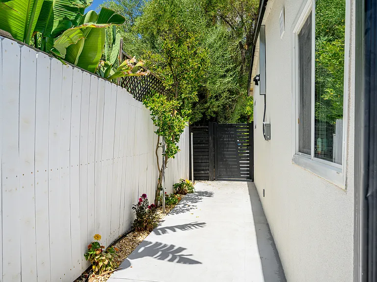 22432 Burbank Blvd #1/2 — Photo 16