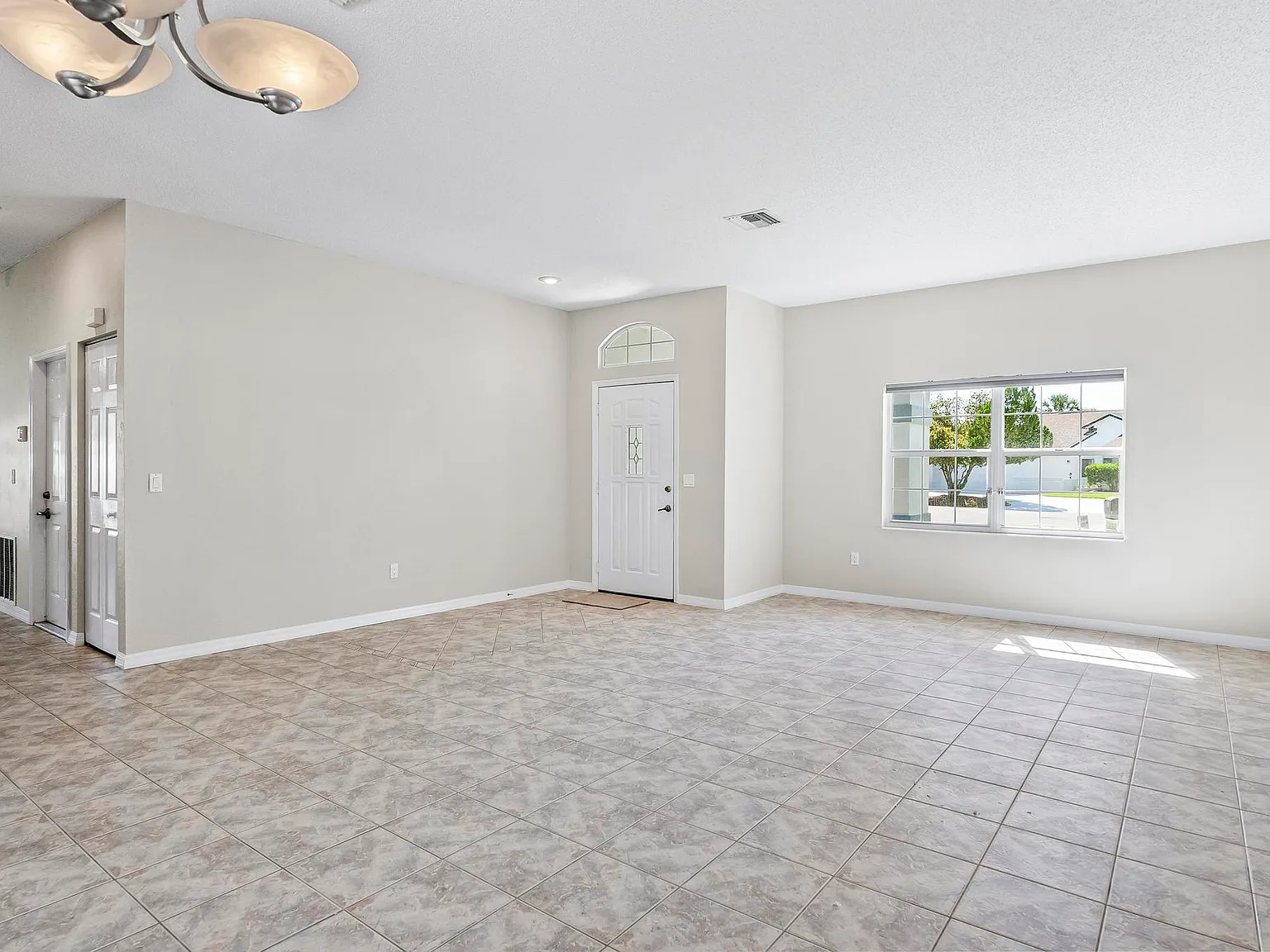 4 bed, 2271 sqft, $2,400 — Photo 4