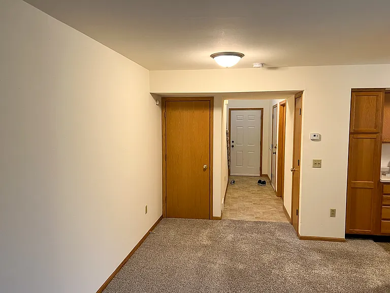 1104 Heritage Ct — Photo 3