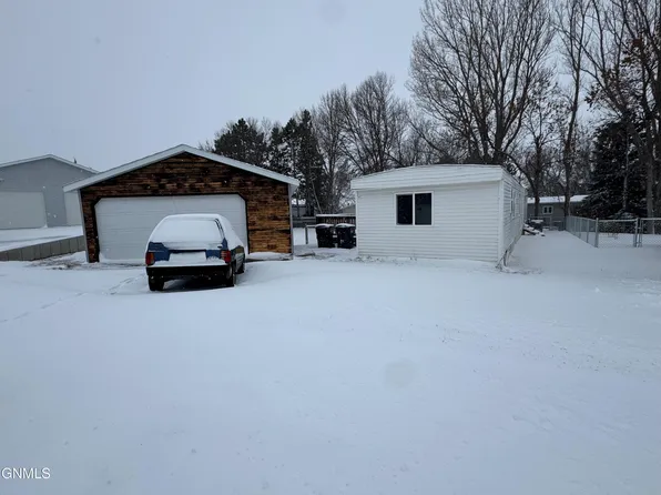 4501 Columbus Ct, Mandan, ND 58554