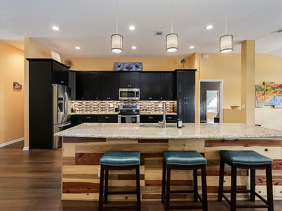 3rd image of 284 Maplewood Dr