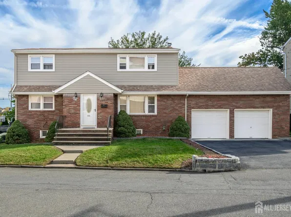 88 Echo Pl, Elmwood Park, NJ 07407