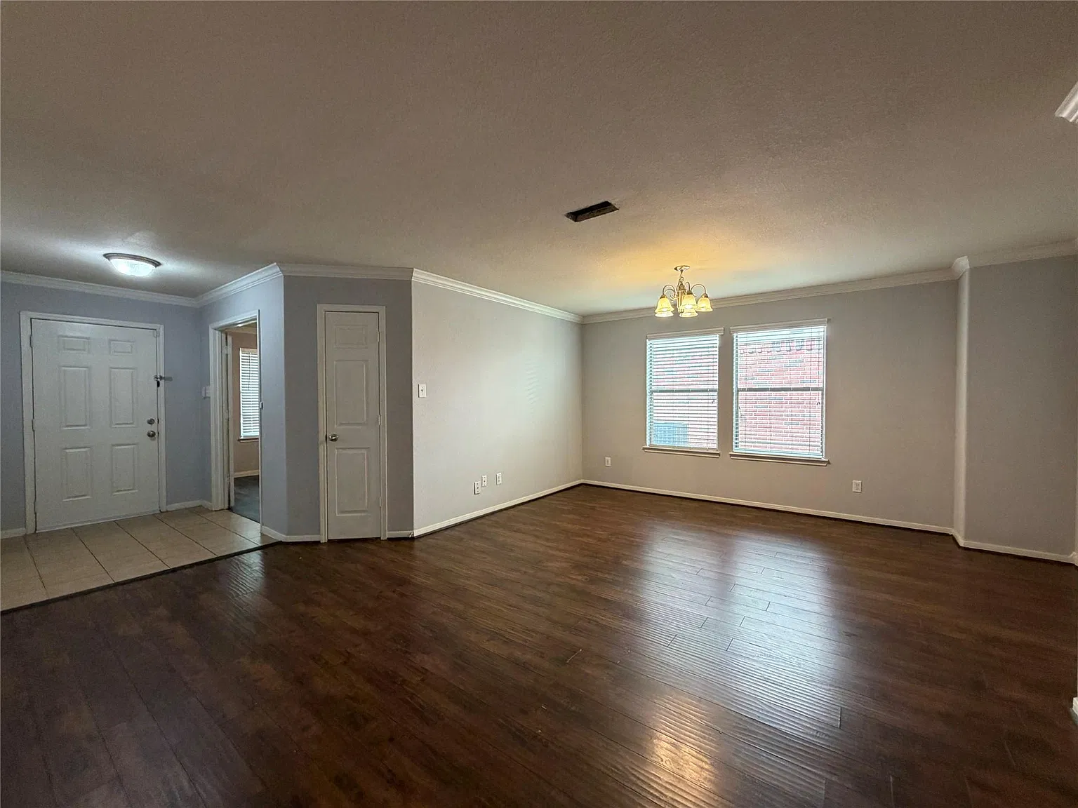 3 bed, 2.0 bath, 2114 sqft, $2,300 — Photo 2