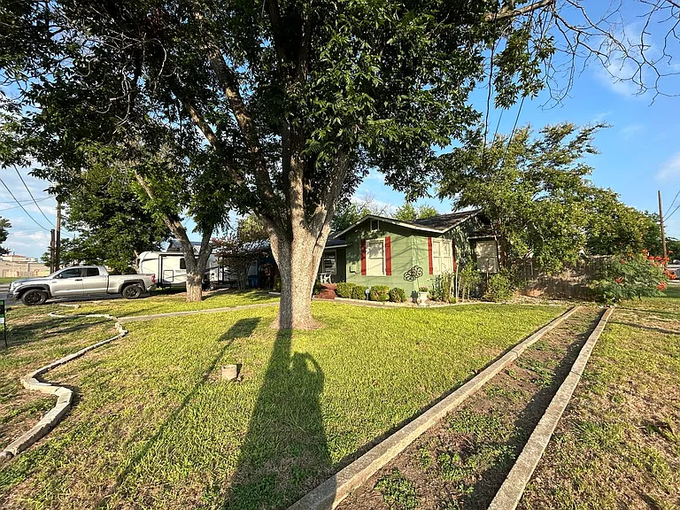 893 Pine St — Photo 3