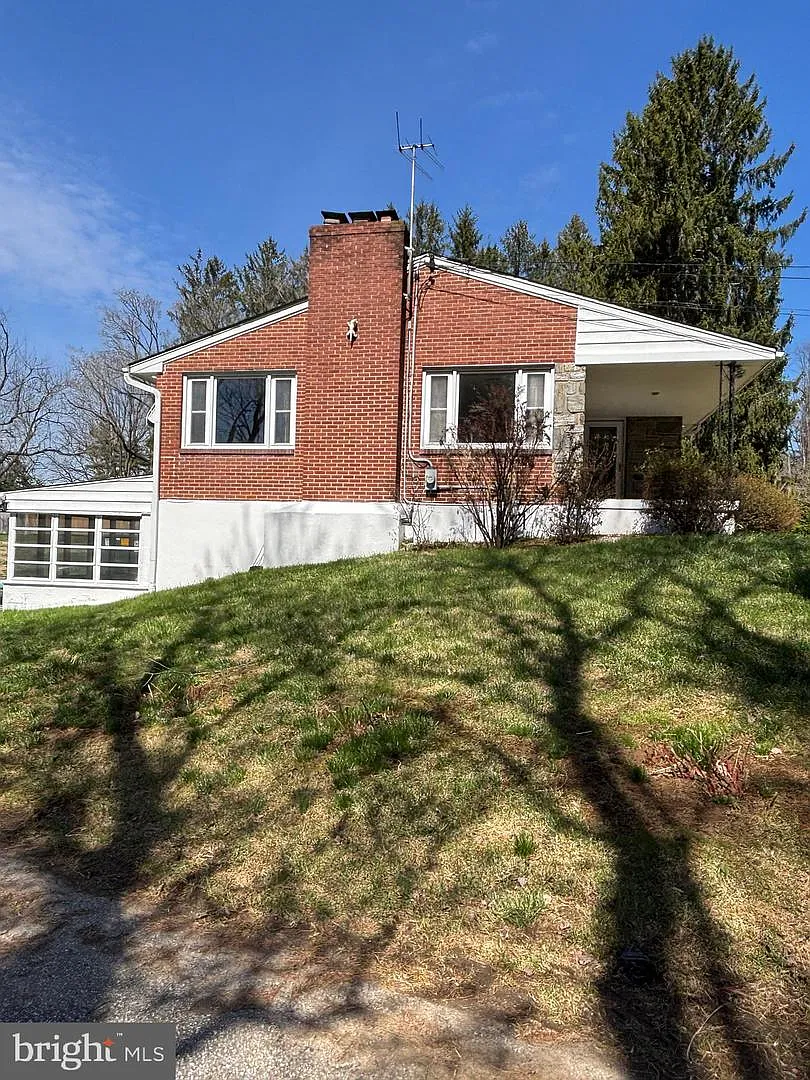 4 bed, 2.5 bath, 3944 sqft, $3,500 — Photo 3