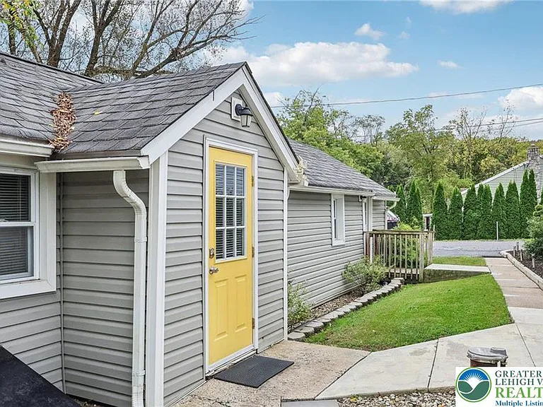 3203 Washington St — Photo 1