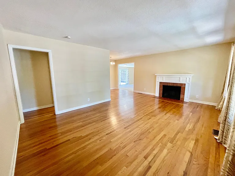 1328 Floyd Ave — Photo 2