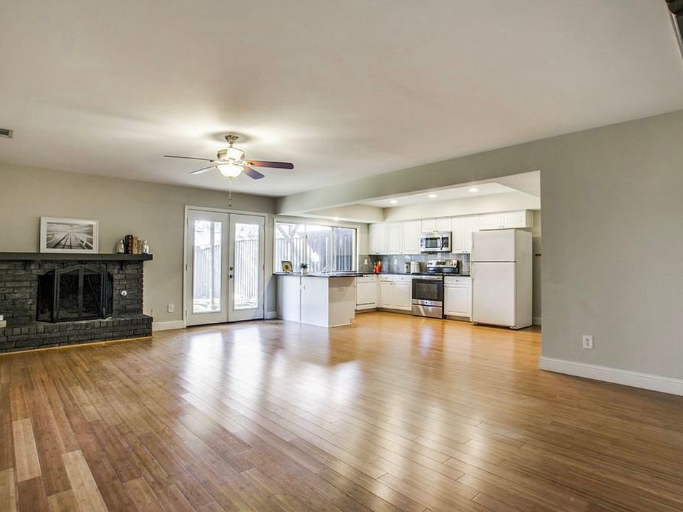 Open kitchen/ living room/ eat in kitchen