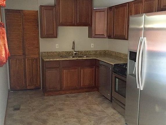 3rd image of 683 Robinhood Dr