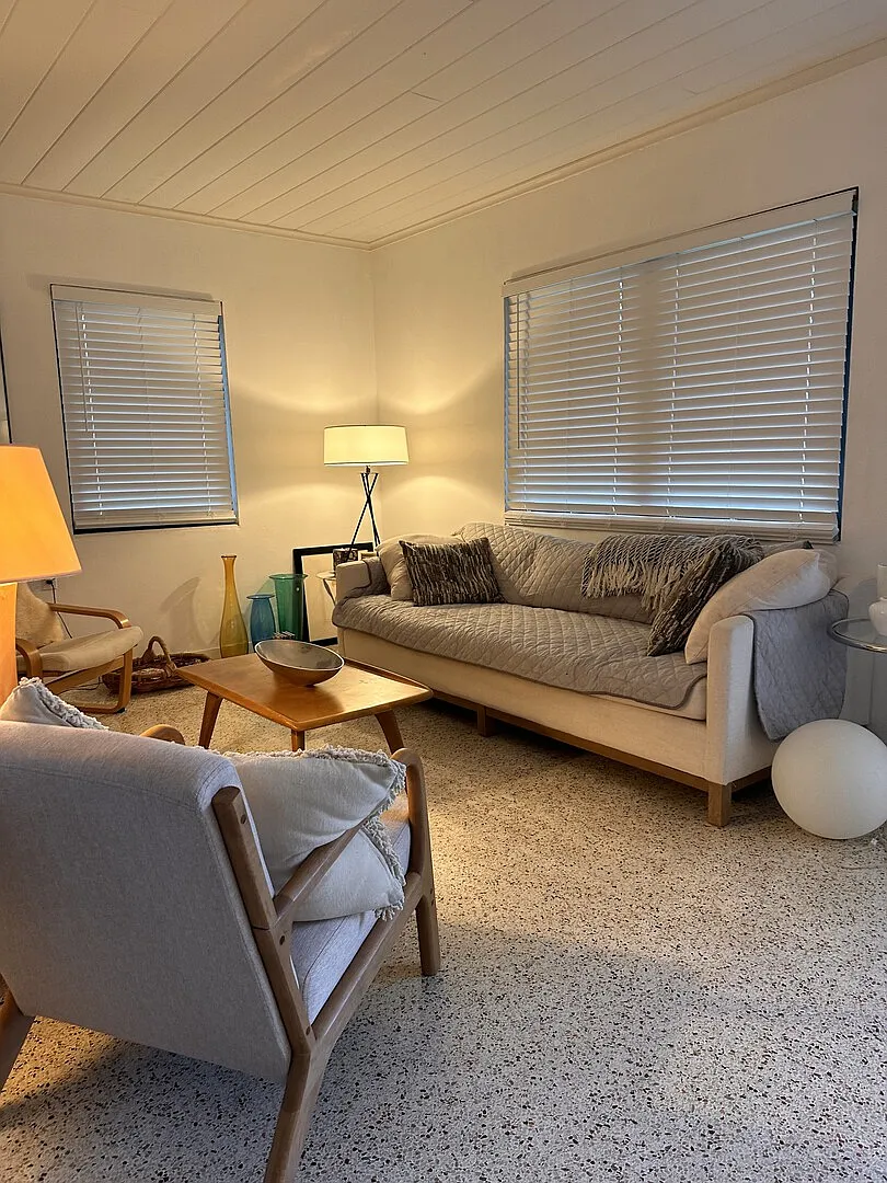 Sunny ,bright 2 bedroom house ,Lovey Patio. In quiet safe neighborhood — Photo 2