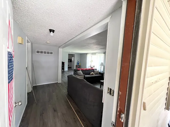 714 Oak St, Wamego, KS 66547