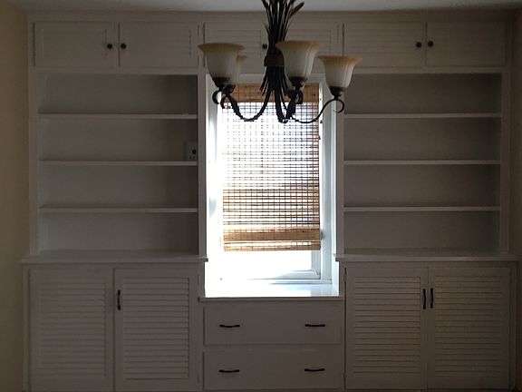 Dining room w/built ins